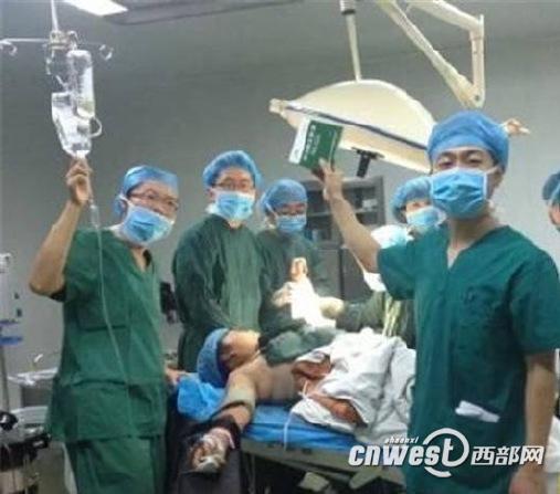 Several medical workers took a selfie in an operation room after completing a surgery, unaware of how much sensation the selfie would cause on Weibo. 