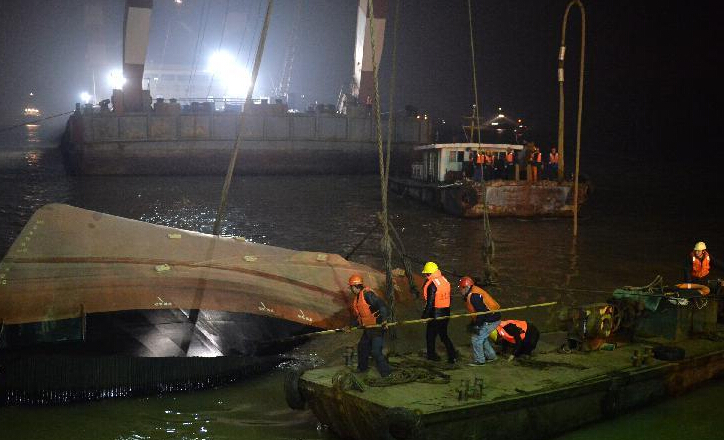 More than 20 people, including seven or eight foreigners are still missing after a tug boat sank in the Yangtze River in east China's Jiangsu Province Thursday.[Photo/Xinhua]