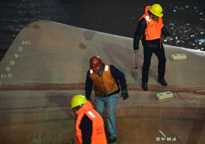 More than 20 people, including seven or eight foreigners are still missing after a tug boat sank in the Yangtze River in east China's Jiangsu Province Thursday.[Photo/Xinhua]