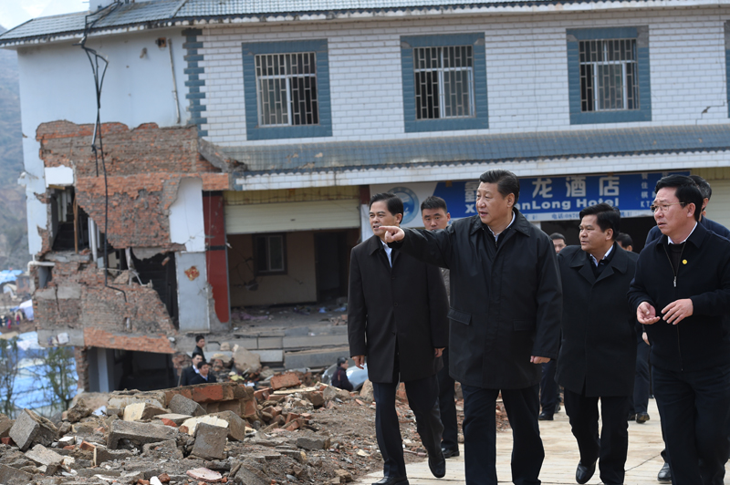 Chinese President Xi Jinping inspects the damage wrought by the 6.5 magnitude earthquake in August last year in Longtoushan Town, the epicenter of the quake, in Ludian County, southwest China's Yunnan Province on Jan 19, 2015. [Photo: Xinhua] 