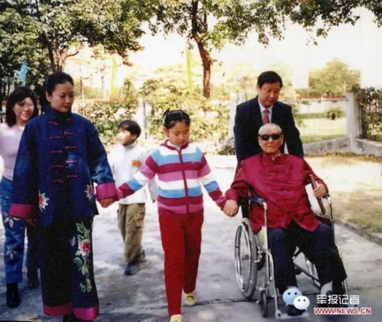 Rare photos of Xi with his daughter