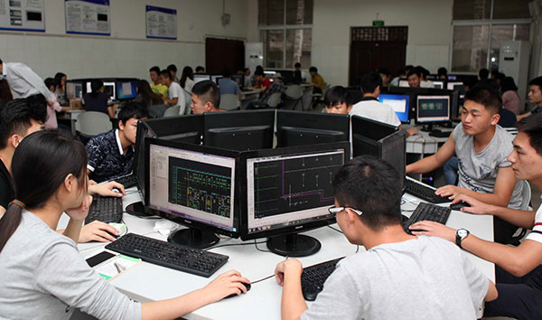 Computer science is popular among students in vocational colleges in China. [CHEN SHICHUAN/CHINA DAILY]