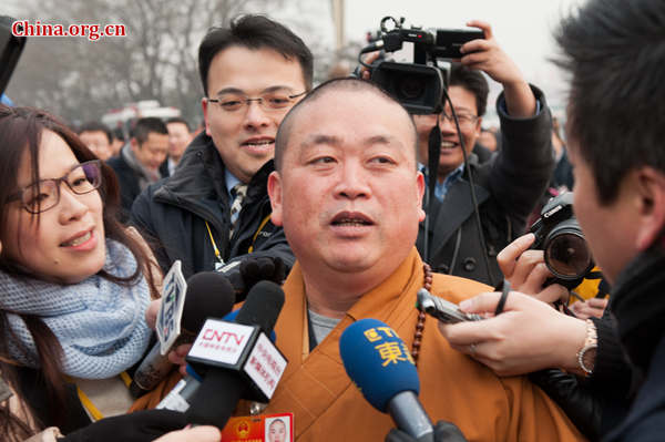 Shi Yongxin is surrounded by journalists as he attends the National People's Congress in March, 2012. [File photo by Chen Boyuan / China.org.cn]