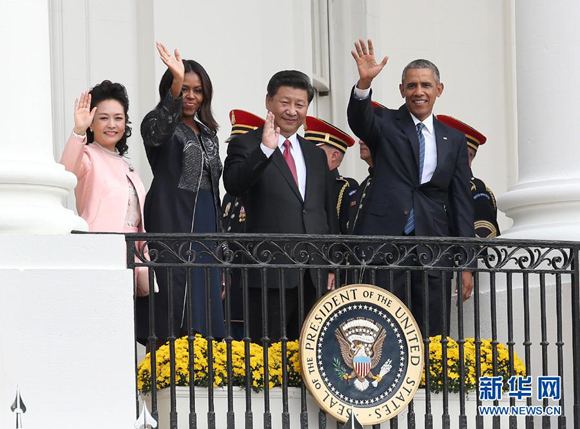 Chinese President Xi Jinping and his wife Peng Liyuan attend a welcome ceremony at the White House during their visit to the United States on Sept. 25, 2015. [Photo/Xinhua] 
