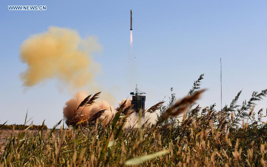 A Long March-2D carrier rocket carrying the 'Jilin-1' satellites blasts off from the launch pad at the Jiuquan Satellite Launch Center in northwest China's Gansu Province, Oct. 7, 2015. 
