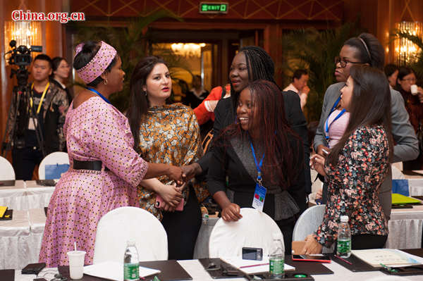 International attendees at the International Forum on Women, held in Beijing on Oct. 14, 2015, chat during a tea break. [Photo by Chen Boyuan / China.org.cn]