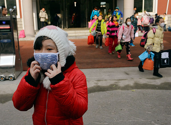 Primary school students in Shenyang, Liaoning province, wear masks to protect themselves from pollution on Nov 13. Provided to China Daily