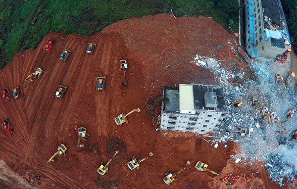 Rescue work continues in Shenzhen, Guangdong province, after a huge landslide of dirt and construction waste buried buildings on Sunday. [Photo/Xinhua]