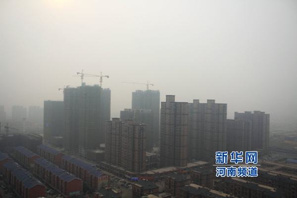 Zhengzhou is enveloped in smog on March 15, 2015. [Xinhua]