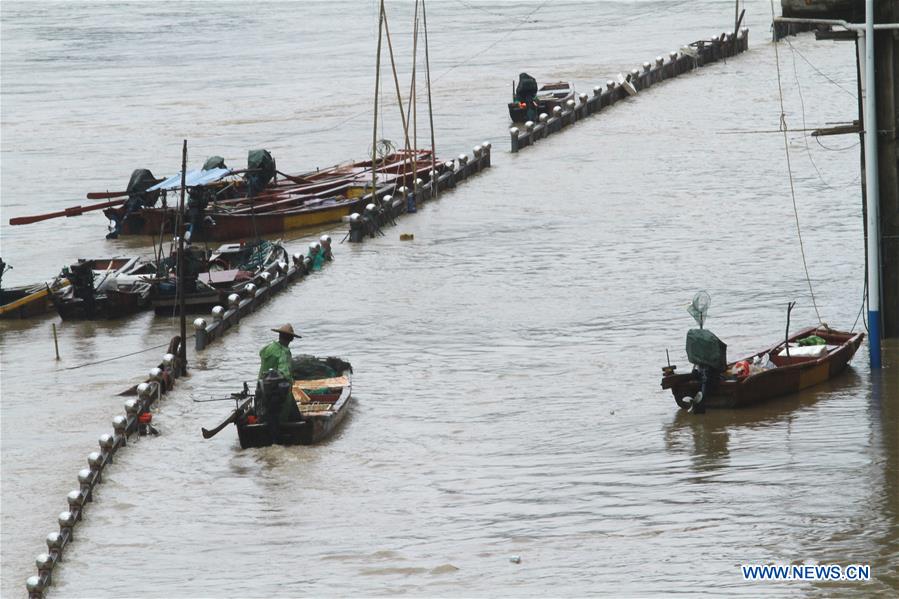 A fisherman takes his boat to safety in Shunchang County, Nanping City of southeast China&apos;s Fujian Province, May 20, 2016. Water level reached beyond the warning line in some areas of Min River branches as heavy rain hit Fujian here on Friday. (Xinhua/Chen Baicai) 
