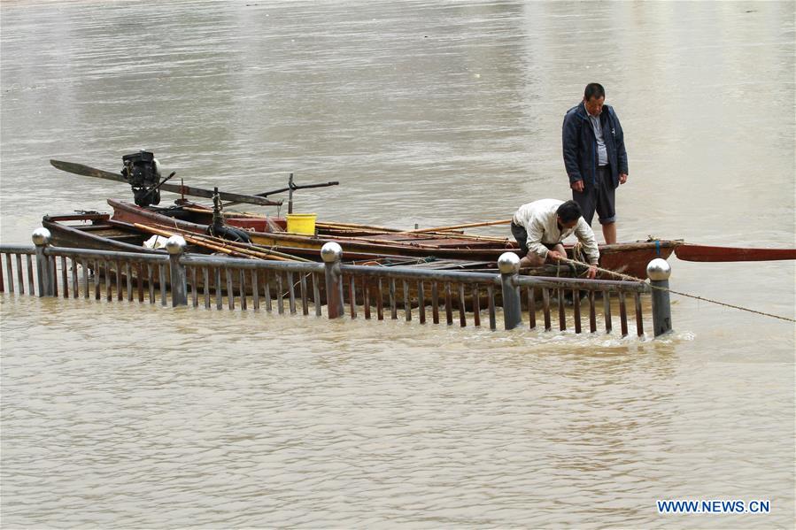 Fishermen take their boats to safety in Shunchang County, Nanping City of southeast China&apos;s Fujian Province, May 20, 2016. Water level reached beyond the warning line in some areas of Minjiang River branches as heavy rain hit Fujian here on Friday. (Xinhua/Chen Baicai) 