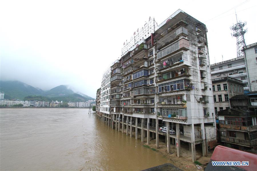 Flood approaches a residential building in Shunchang County, Nanping City of southeast China's Fujian Province, May 20,2016. Water level reached beyond the warning line in some areas of Min River branches as heavy rain hit Fujian here on Friday. (Xinhua/Chen Baicai) 
