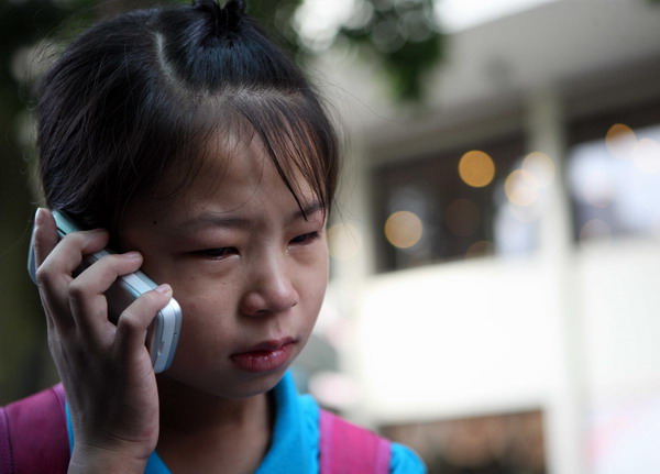 A child weeps as her parents didn't show up on time to meet her in Dongguan city of South China's Guangdong province on July 30, 2010. [Photo/Xinhua]