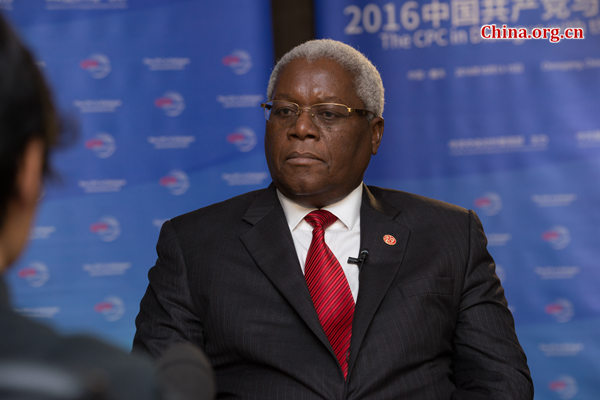 Ignatius Chombo, the secretary of administration of the Zimbabwe African National Union – Patriotic Front (Zanu PF) takes questions from the press in Chongqing on Oct. 13 during the CPC in Dialogue with the World 2016. [Photo by Chen Boyuan / China.org.cn]