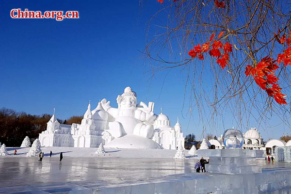 Tourists visit the Sun Island Park in Harbin, China's northeastern province of Heilongjiang on Jan. 10. [Photo by Jiao Yang/Provided to China.org.cn] 