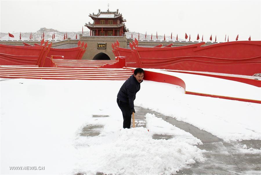 A man clears snow in Huining County, northwest China's Gansu Province, Feb. 21, 2017. A cold front brought snowfall to many parts of north China. [Photo/Xinhua]