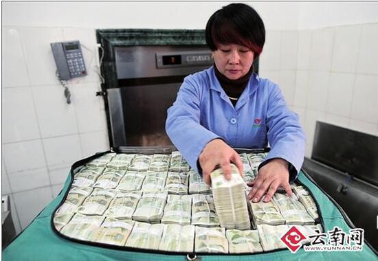 Banknotes sorted neatly by coin counters. [Yunnan.cn]