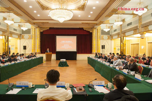 State Council Research Office and the State Administration of Foreign Experts Affaris hold a special symposium on Jan. 12, 2017 to seek opinions from international experts on the drafting of this year's Government Work Report. [Photo by Chen Boyuan / China.org.cn]