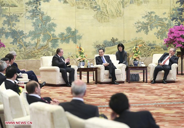 Chinese Premier Li Keqiang meets with foreign representatives of the China Development Forum (CDF) 2017 in Beijing, capital of China, March 20, 2017. [Photo/Xinhua]