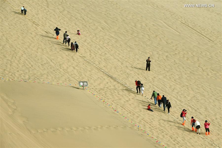NW China's Dunhuang receives some 1.13 mln tourists in Q1 