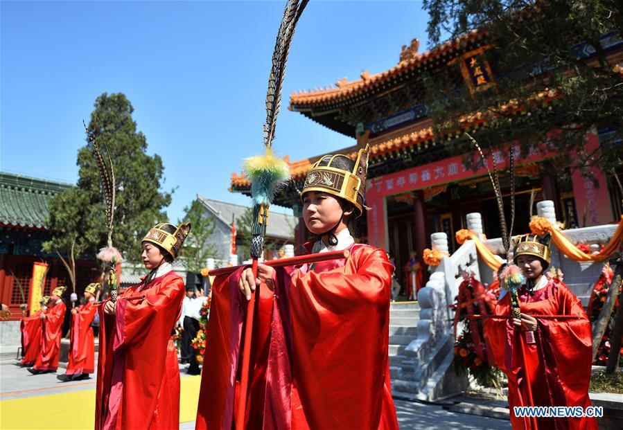 People attend ceremony to commemorate Confucius in E China's Shandong