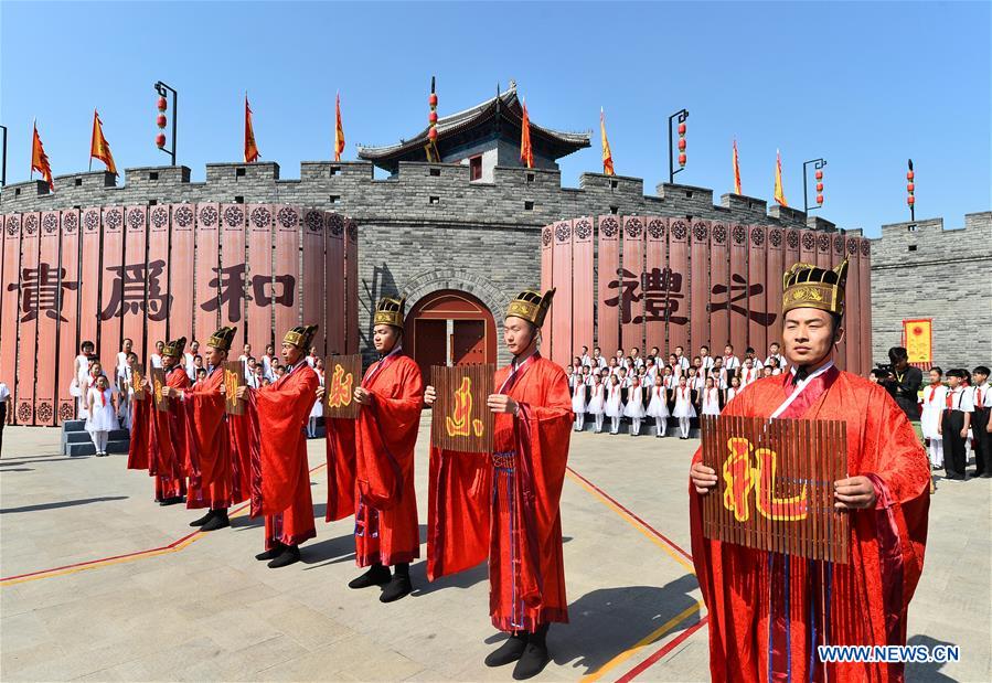People attend ceremony to commemorate Confucius in E China's Shandong