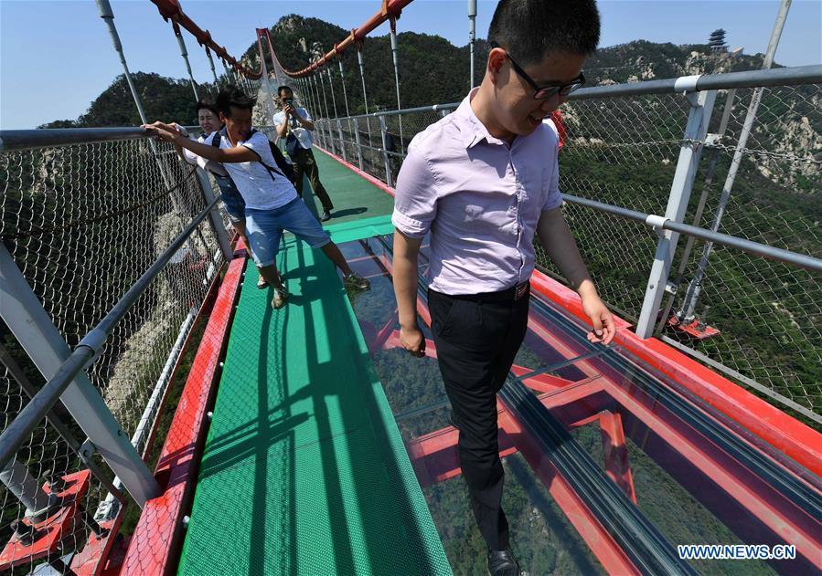 Glass suspension bridge opens in E China