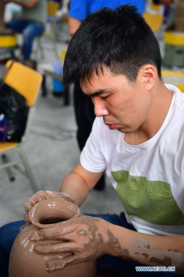 Highlights of traditional skills competition in C China's Zhengzhou