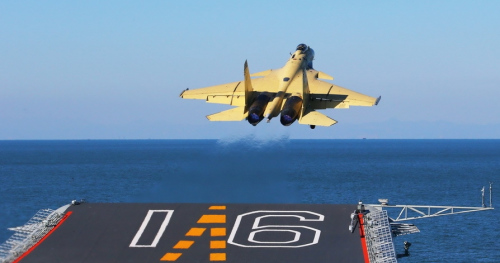 歼-15战机自辽宁舰甲板滑跃起飞，相信未来国产航母将采用弹射器