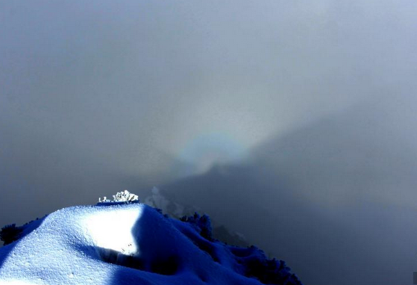2月14日，在安徽黄山风景区始信峰顶上拍摄罕见的“佛光”景观。