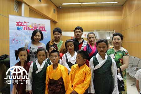 6月19日晚,慈幅康巴助学基金北京圆梦行受邀走进中央电视台，6名藏区小朋友和他们的老师作为少儿频道“音乐快递”栏目的嘉宾，与首都的少年儿童一起参加现场节目录制