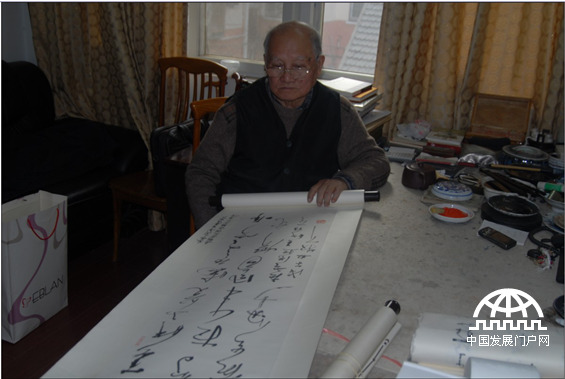 林散之长子、著名书画家林筱之在欣赏林散之草书精品《孟浩然 春晓》 林散之长子、著名书画家林筱之在欣赏林散之草书精品《孟浩然 春晓》