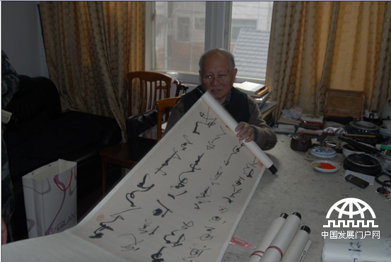 林散之长子、著名书画家林筱之在欣赏林散之草书精品《毛泽东词 满江红 ·和郭沫若同志》