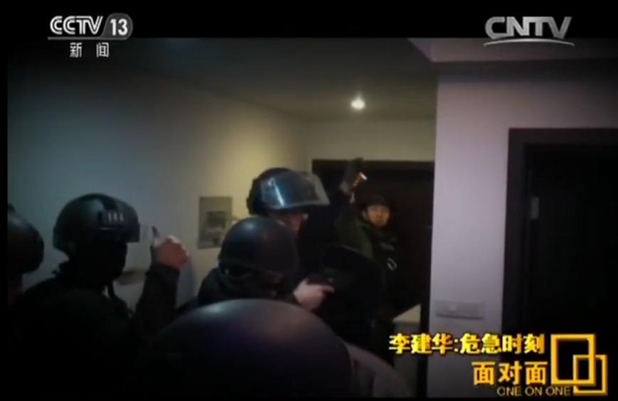 黑豹突击队特警：危急时刻解救人质 手指插入抛弹口阻嫌犯开枪