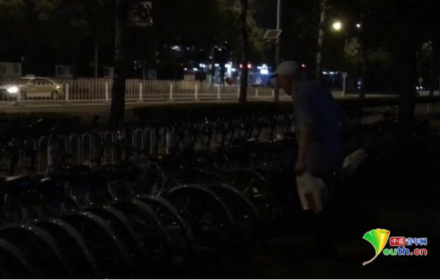 北京海淀区一女子拍下老人破坏共享单车被老人警告、尾随