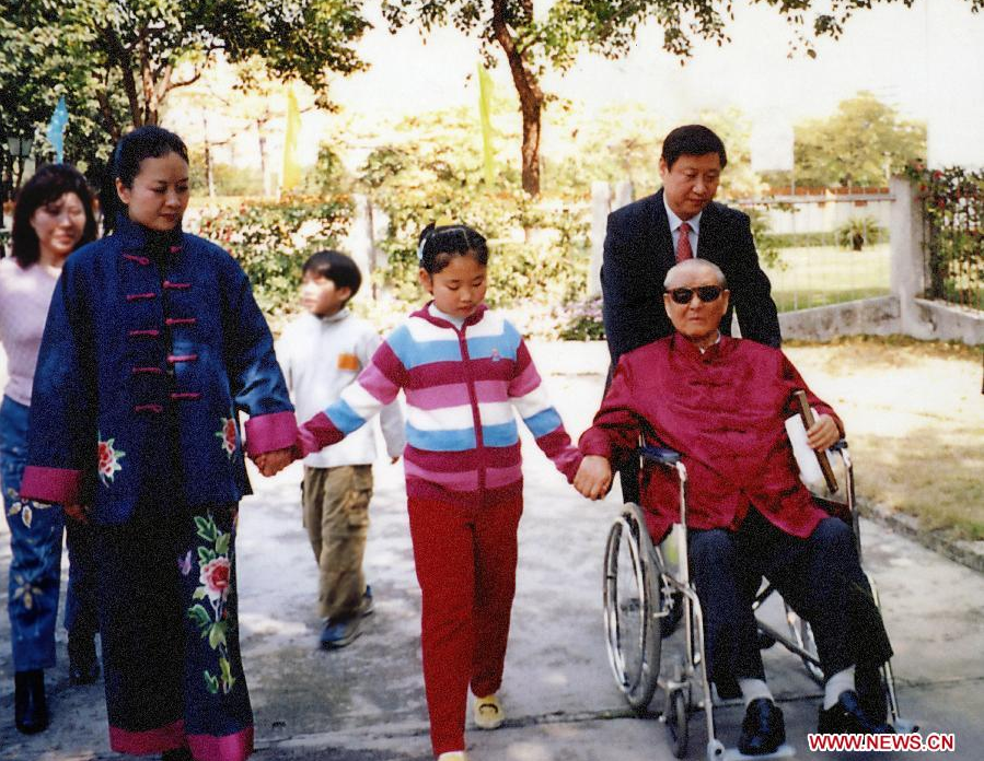 File photo shows Xi Jinping (R, rear) with his father Xi Zhongxun (R, front), his wife (L, front) and his daughter (C, front). [Photo/Xinhua]