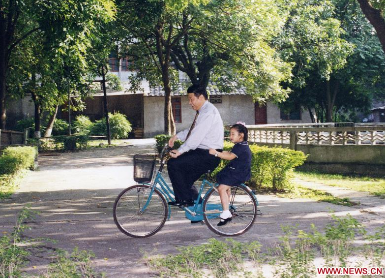 File photo shows Xi Jinping carries his daughter with a bicycle in Fuzhou, capital of southeast China's Fujian Province.[Photo/Xinhua]