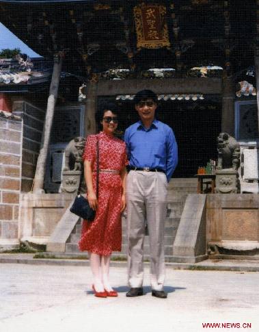  File photo taken in August 1987 shows Xi Jinping and his wife Peng Liyuan pose for photo in the Dongshan Island in southeast China's Fujian Province. [Photo/Xinhua]