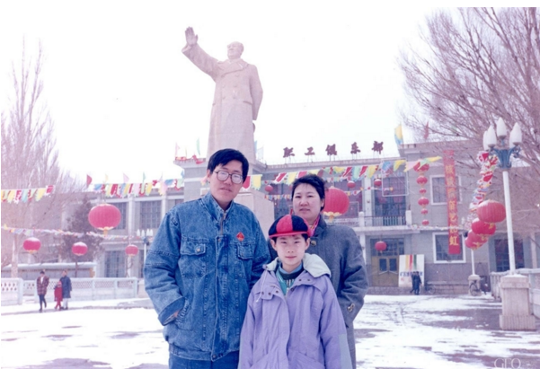 My name is Li Yang (C). I am the third generation of 404. My parents and i took a family photo in front of the statue of Chairman Mao Zedong.[File photo]