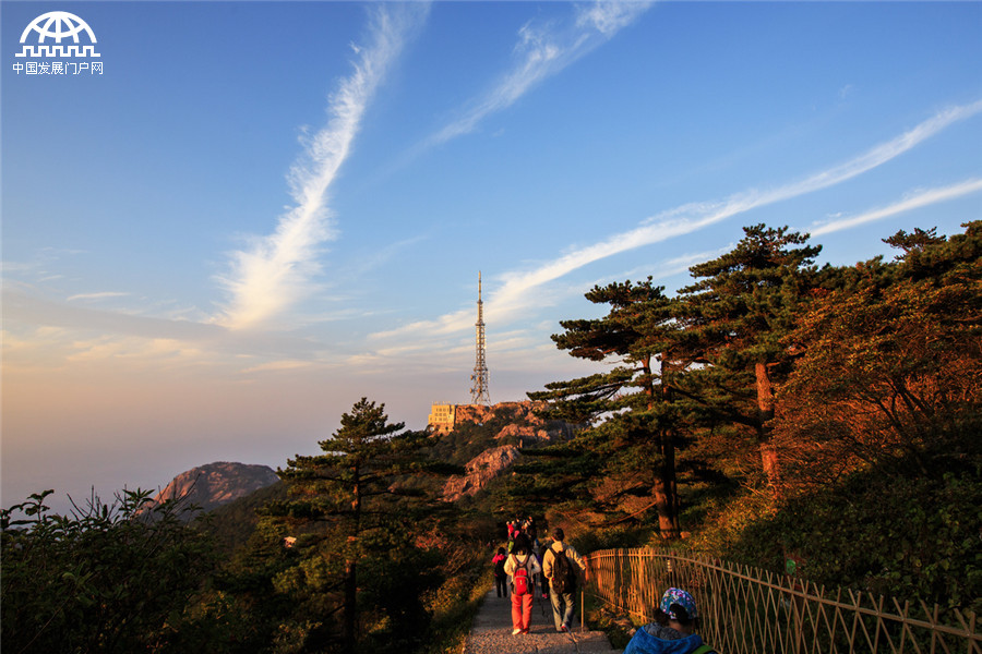 黄山：蓝天白云和桂花香 这样的秋日美景别错过