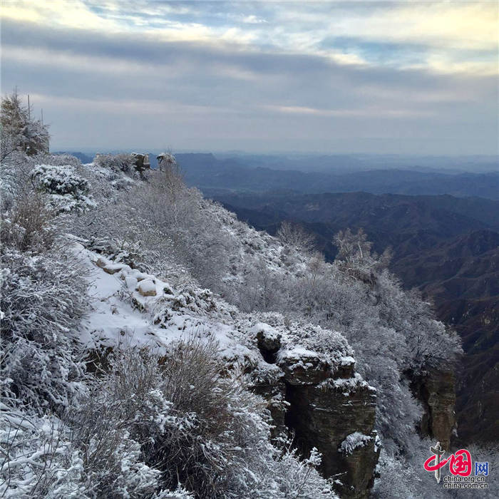 距离北京200公里的河北涞源白石山迎来了第一场雪，雪的厚度达到20公分。中国网图片中心 殷子健 摄