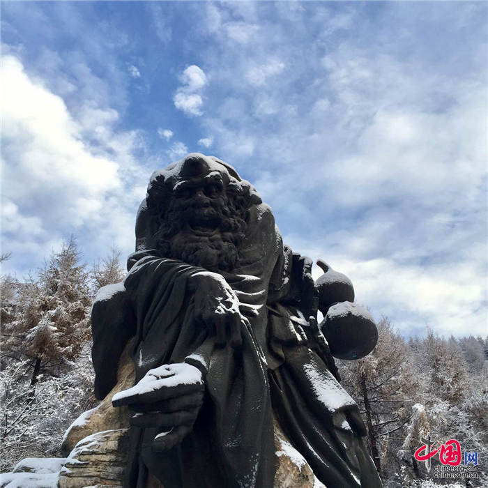 距离北京200公里的河北涞源白石山迎来了第一场雪，雪的厚度达到20公分。中国网图片中心 殷子健 摄