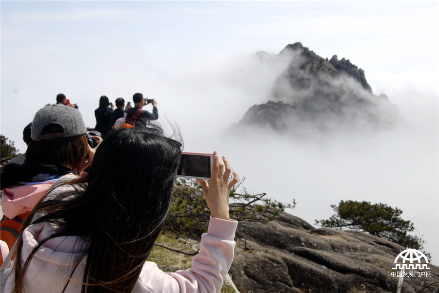 黄山天都峰莲花峰云海中遥遥相对 美似一对相互凝视的情侣