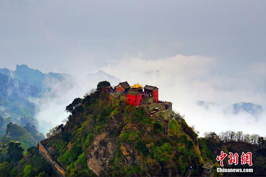 航拍道教圣地武当山 云雾缭绕如仙境