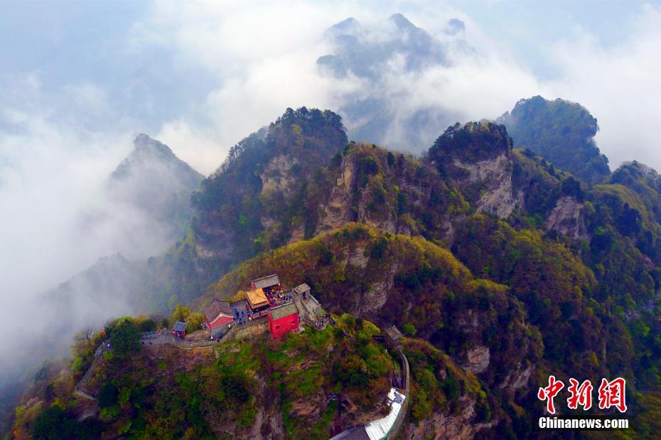 航拍道教圣地武当山 云雾缭绕如仙境