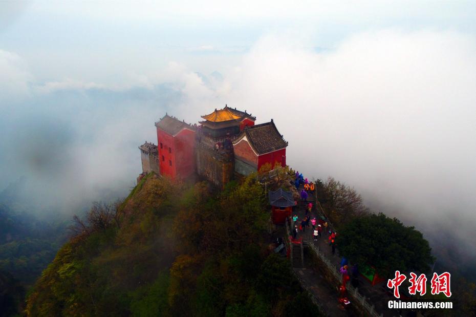 航拍道教圣地武当山 云雾缭绕如仙境