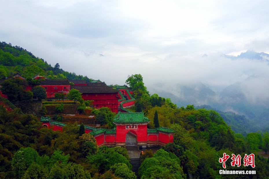 航拍道教圣地武当山 云雾缭绕如仙境