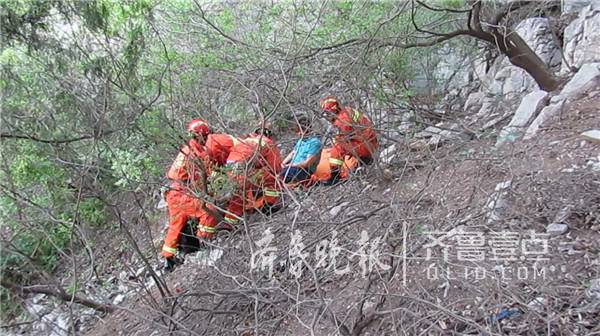 女驴友爬山深夜坠崖卡半山腰 被晨练大爷发现