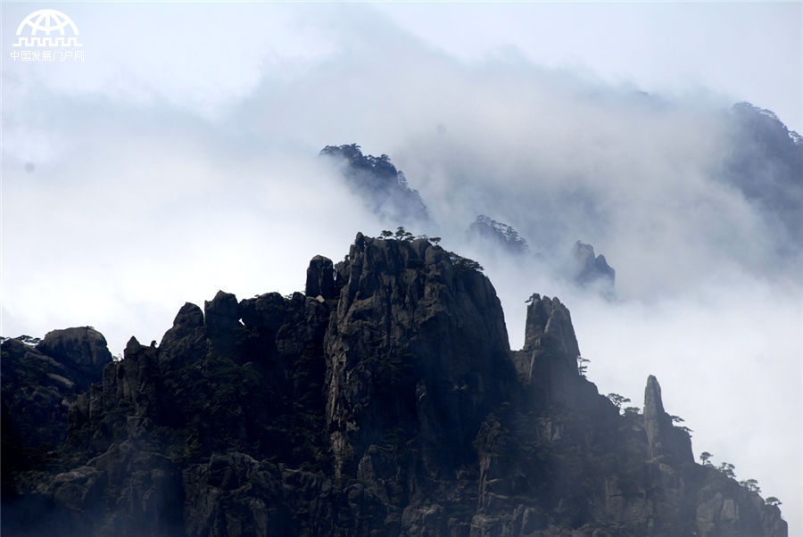 '五一'节后黄山现波澜壮阔大云海美景 震撼游人