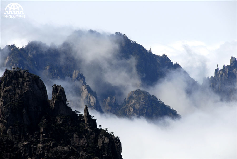 '五一'节后黄山现波澜壮阔大云海美景 震撼游人